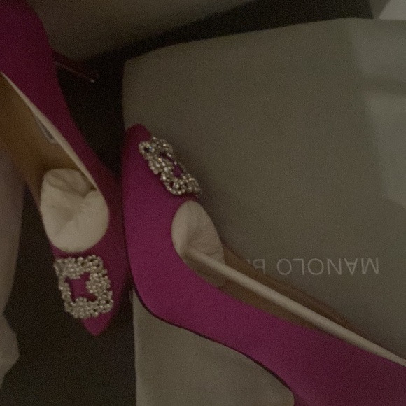 Manolo Blahnik satin pump.
4.3" covered stiletto heel. - Picture 4 of 6